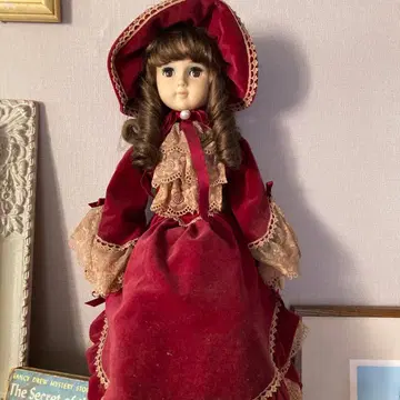 빨간색 벨벳 드레스 인형