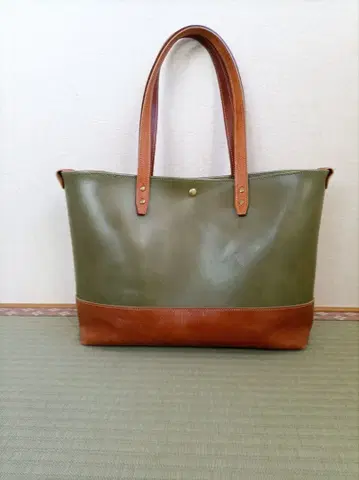 올리브 그린과 브라운의 토트백 천연 가죽