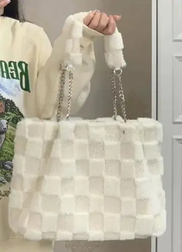 퍼 느낌 체크 무늬 숄더백