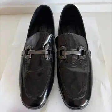 블랙 에나멜풍 가죽 메탈 버클 로퍼