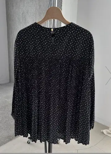 도트 프린트 플리츠 플레어 블라우스