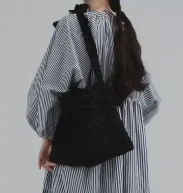 페르나 프릴 숄더백 블랙 백