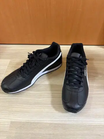 PUMA 블랙 스니커즈 츄린 3 28.5