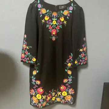 그레이스 콘티넨탈 꽃무늬 자수 블랙 원피스