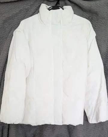 화이트 소매 탈부착 2WAY 다운 자켓