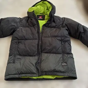 Quiksilver 후드 부착 다운 자켓 블랙과 그린