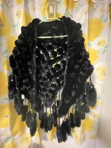 블랙 숄 폼폼 포함