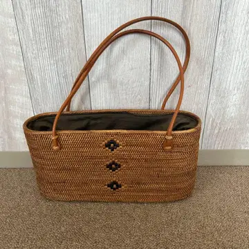 라탄 소재 브라운 바스켓백