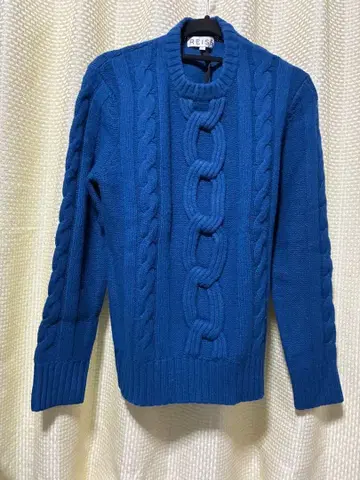 파란색 케이블 짜임 크루넥 니트 스웨터