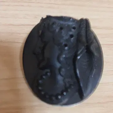 블랙 여성의 옆얼굴 브로치