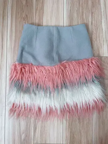 LILY BROWN 밑단 퍼 사다리꼴 스커트