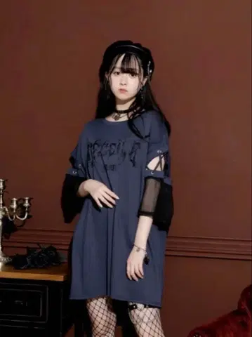 노에미 메쉬 절개 오픈 숄더 쭈리T셔츠 파랑