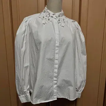 ZARA 플라워 자수 화이트 셔츠 펄