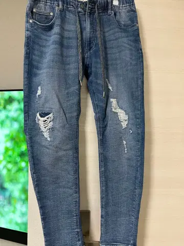 남성용 데미지 가공 블루 데님 팬츠 맨투맨