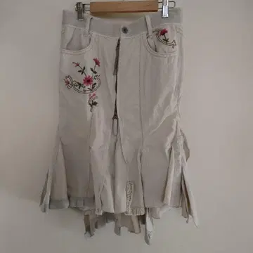 크림색 자수 플레어 스커트