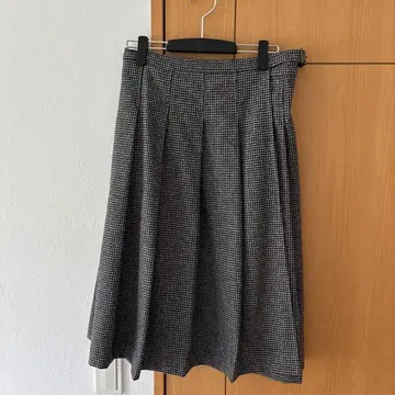 네스트로브 울 랩 스커트 하운드투스