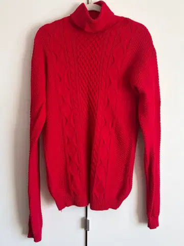 빨간색 터틀넥 케이블 니트 스웨터
