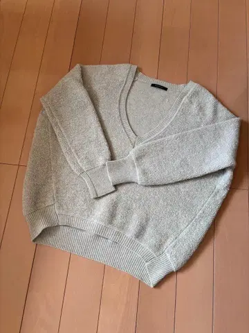 MACPHEE 라이트 그레이 V넥 스웨터