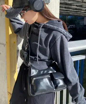 [ WEGO ] 파우치 포함 랜덤 포켓 디자인 숄더 - 블랙 ( PU )