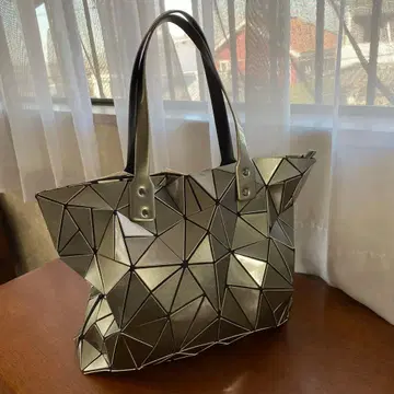 SPECCHIO 스페치오 기하학 패턴 실버 메탈릭 토트백