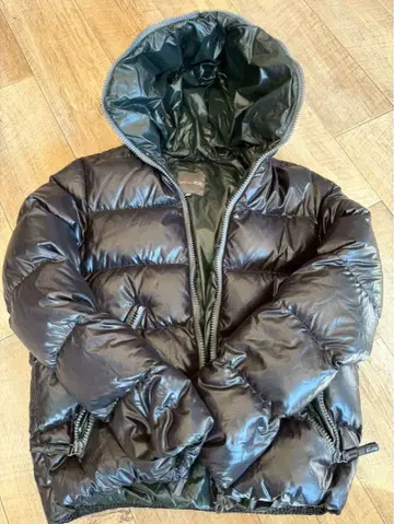 DUVETICA 블랙 후드 부착 다운 자켓