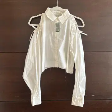 [택 포함 새상품] freak's store 오픈 숄더 와이셔츠 리본