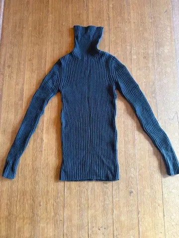 다크 그레이 리브 하이넥 스웨터 새상품급 모 100%