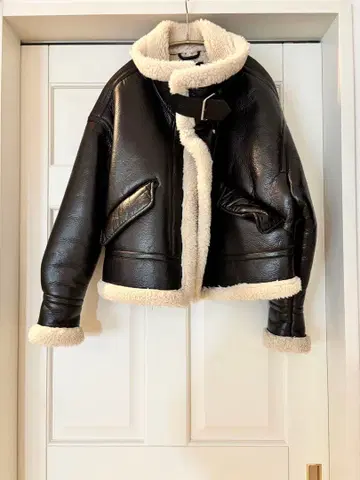 블랙 가죽 숏 무스탕 코트