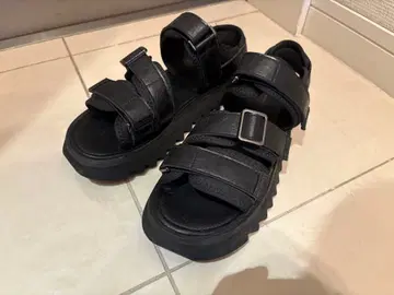 블랙 스트랩 샌들 통굽