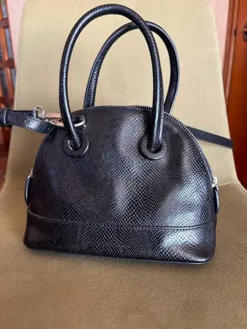 블랙 가죽 핸드백 지나시스