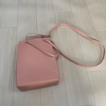 핑크 숄더백 직사각형 디자인