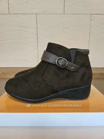 새상품 판지 브라운 4641 23.5 방수 먼지가 잘 붙지 않음