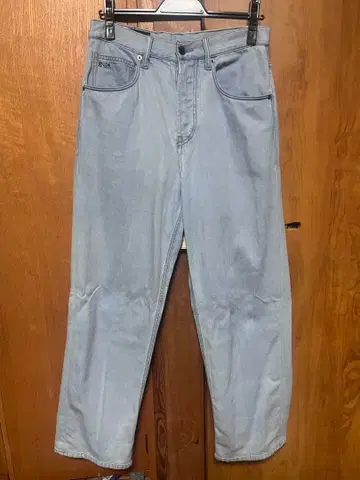 EMPORIO ARMANI 라이트 블루 스트레이트 데님