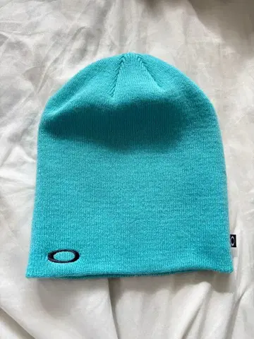 오클리 스카이블루 비니