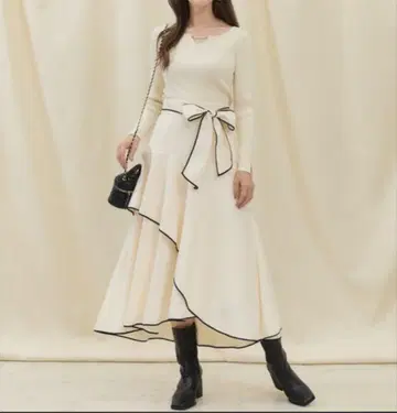 저스길리티 비대칭 파이핑 플레어 스커트 사이즈 2