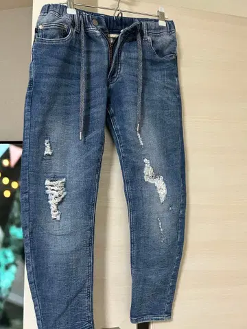 여성용 데미지 가공 블루 데님 팬츠 맨투맨