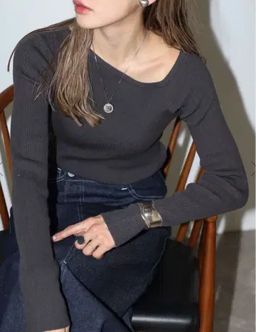 봉쥬르 사간 비대칭 넥 리브 니트