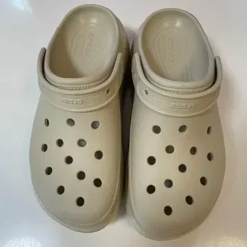 Crocs 베이지 클로그 샌들