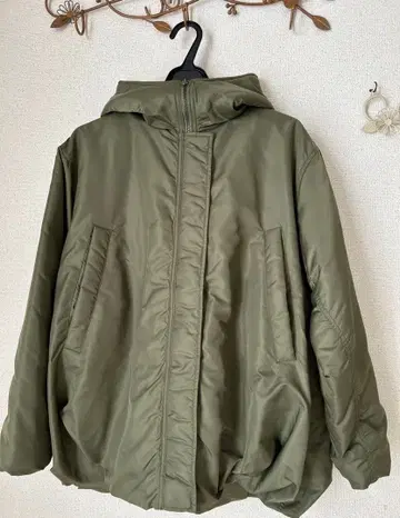 토르네라 프라이오리티 벌룬 실루엣 후드 부착 충전솜 코트 점퍼