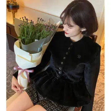 Bibiy. 블랙 페플럼 자켓