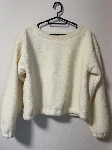 아이보리 플리스 크루넥 긴팔 스웨터