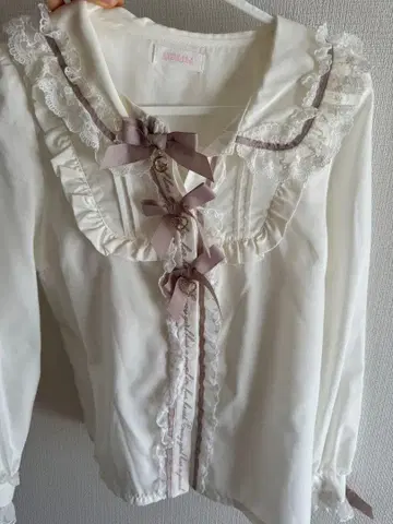 Liz lisa 삼중 리본 포함 화이트 블라우스