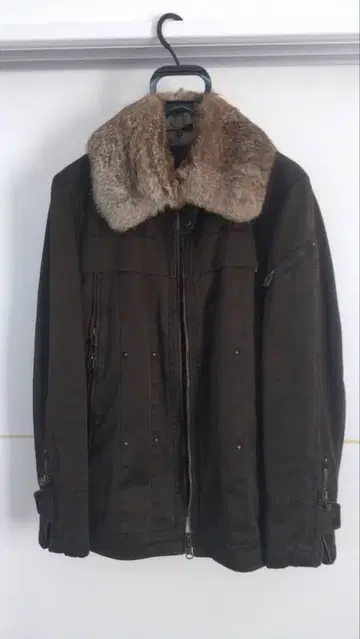 퍼 달린 다크 브라운 밀리터리 자켓