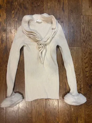 FIGARO 아이보리 프릴 니트 긴팔