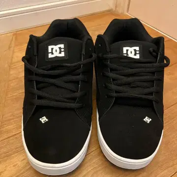 DC 블랙 스니커즈