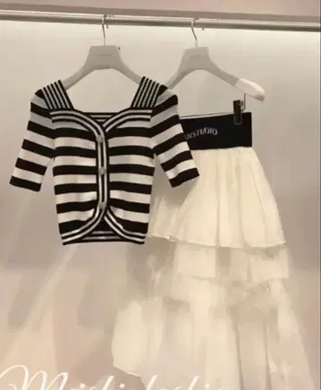 스트라이프 가디건과 프릴 스커트 세트
