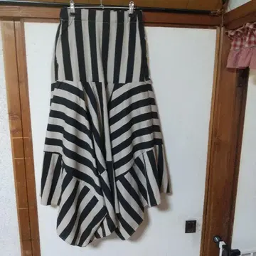 안티카 스트라이프 패턴 플레어 롱 스커트