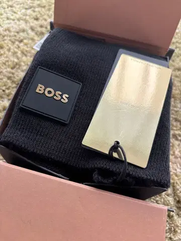 미사용 새상품 BOSS 블랙 머플러 이탈리아제