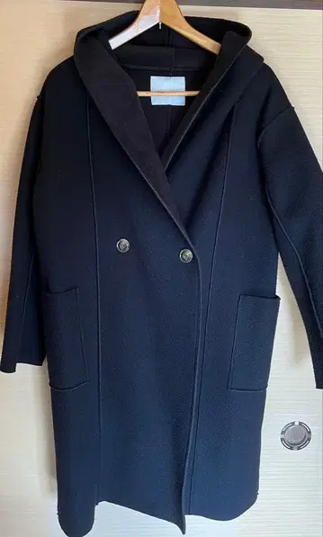 블랙 후드 부착 롱 코트 CECIL McBEE