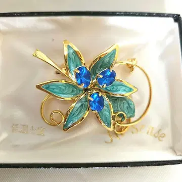 꽃 모양 브로치 청록색 보석 포함